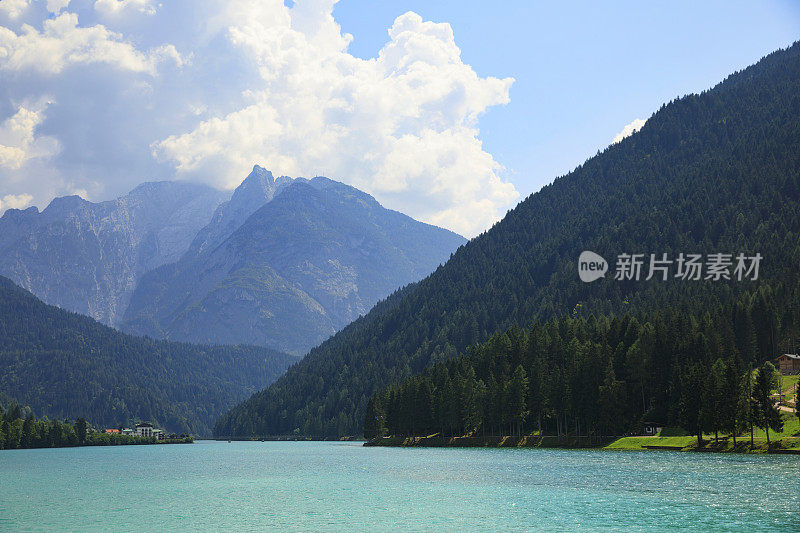 夏天的风景。美丽的Auronzo湖- Lago di Auronzo (Auronzo di Cadore)山在Dolomites，意大利北部。山上的夏天